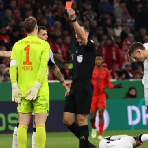 Neuer recibió una tarjeta roja por primera vez en 850 partidos