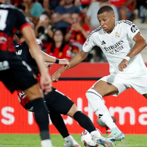 El Real Madrid cumple ante el Valladolid (3-0) sin gol de Mbappé