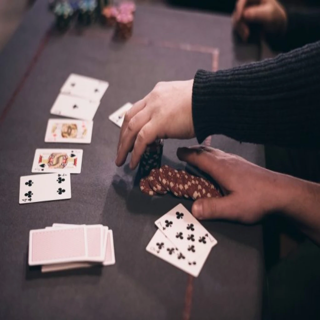 Modalidades más usadas para jugar al póker: ¿torneos MTT o cash?