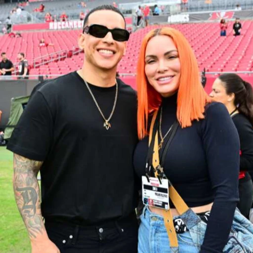 Extienden plazo para que esposa y cuñada de Daddy Yankee entreguen accesos digitales